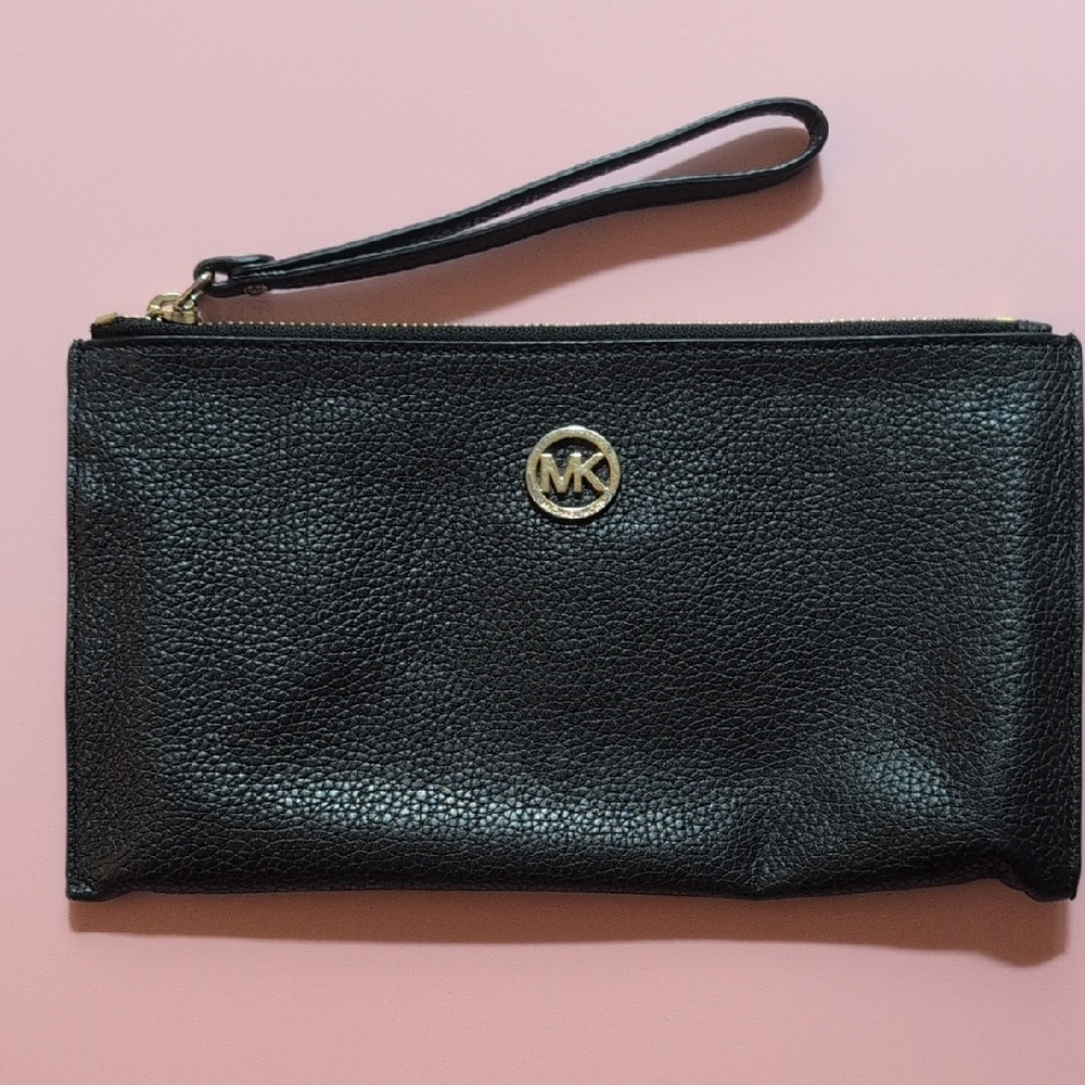 Michael Kors Black Pebbled Leather Wristlet. Pnk4